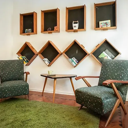 - & Dorms Хостел *