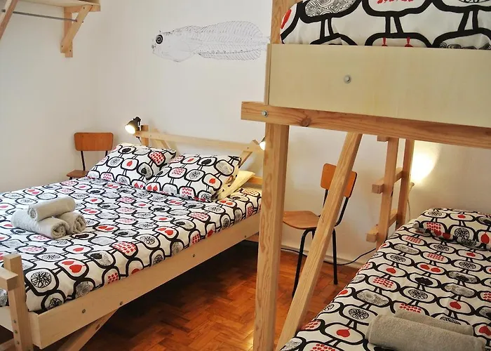 - & Dorms אכסניה נאזרה