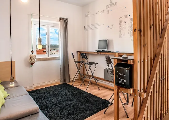 - & Dorms אכסניה נאזרה