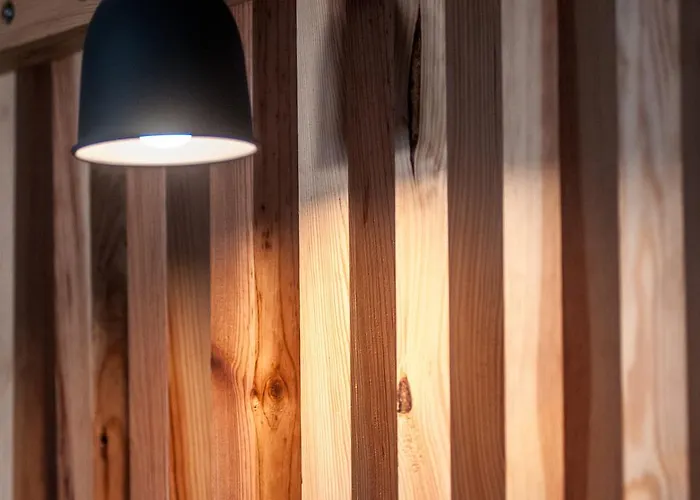 - & Dorms אכסניה